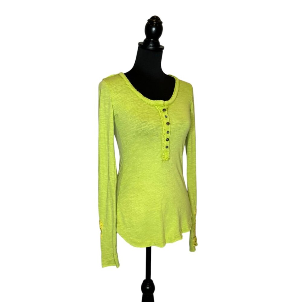 LIKE NEW Free People Women’s XS Lime Green Henley Long Sleeve Shirt With Crochet